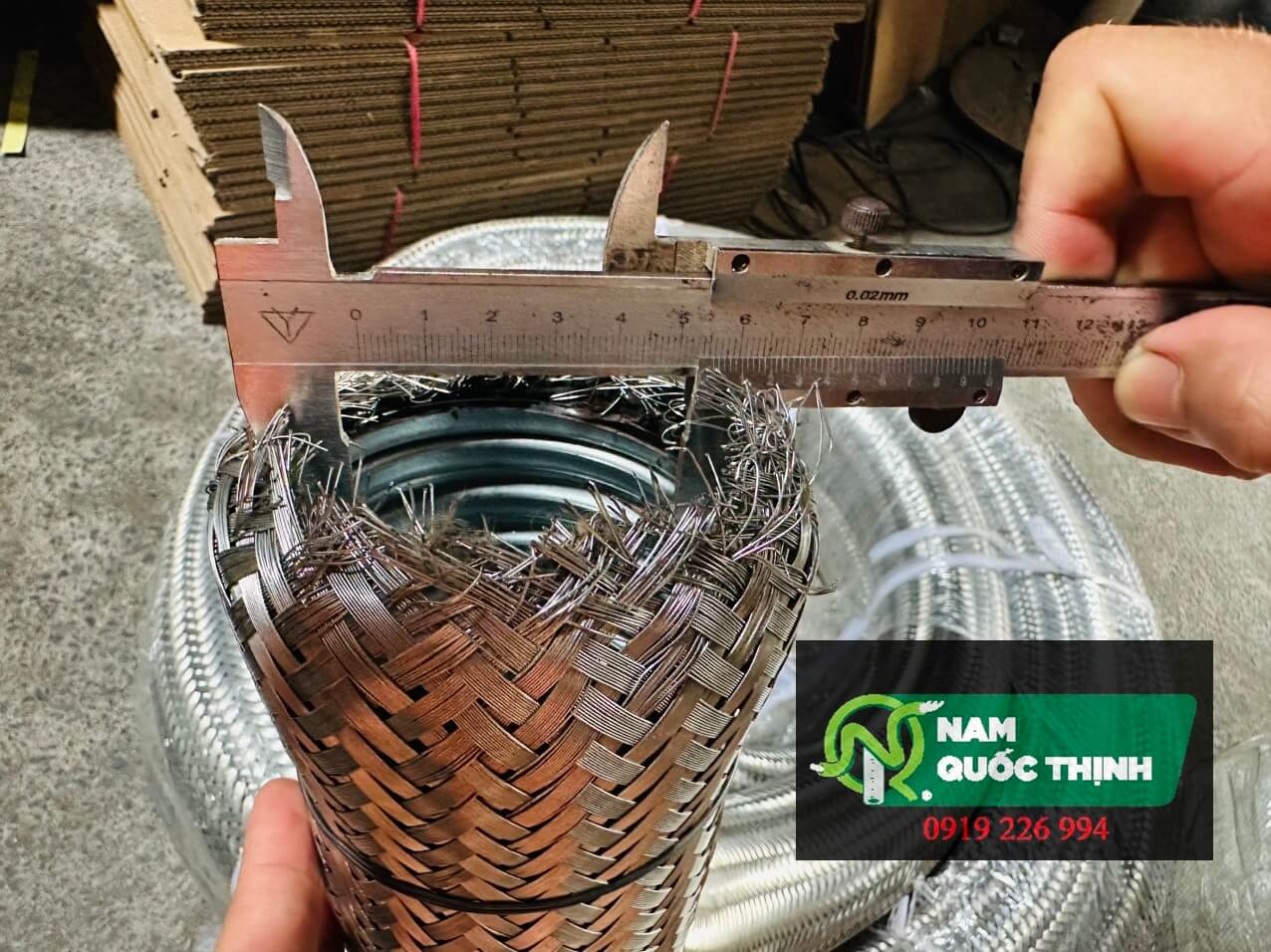Đường kính trong ống thép luồn dây điện mềm bọc nhựa D90 lưới inox 304 