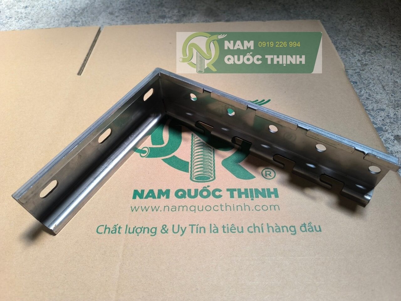 gia do tren tuong hinh l mang cap dang luoi inox 304 w200 x h50