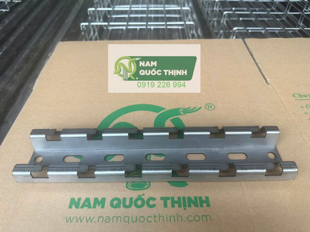 gia do treo ty ren hinh m cho mang luoi inox 300x100 mm