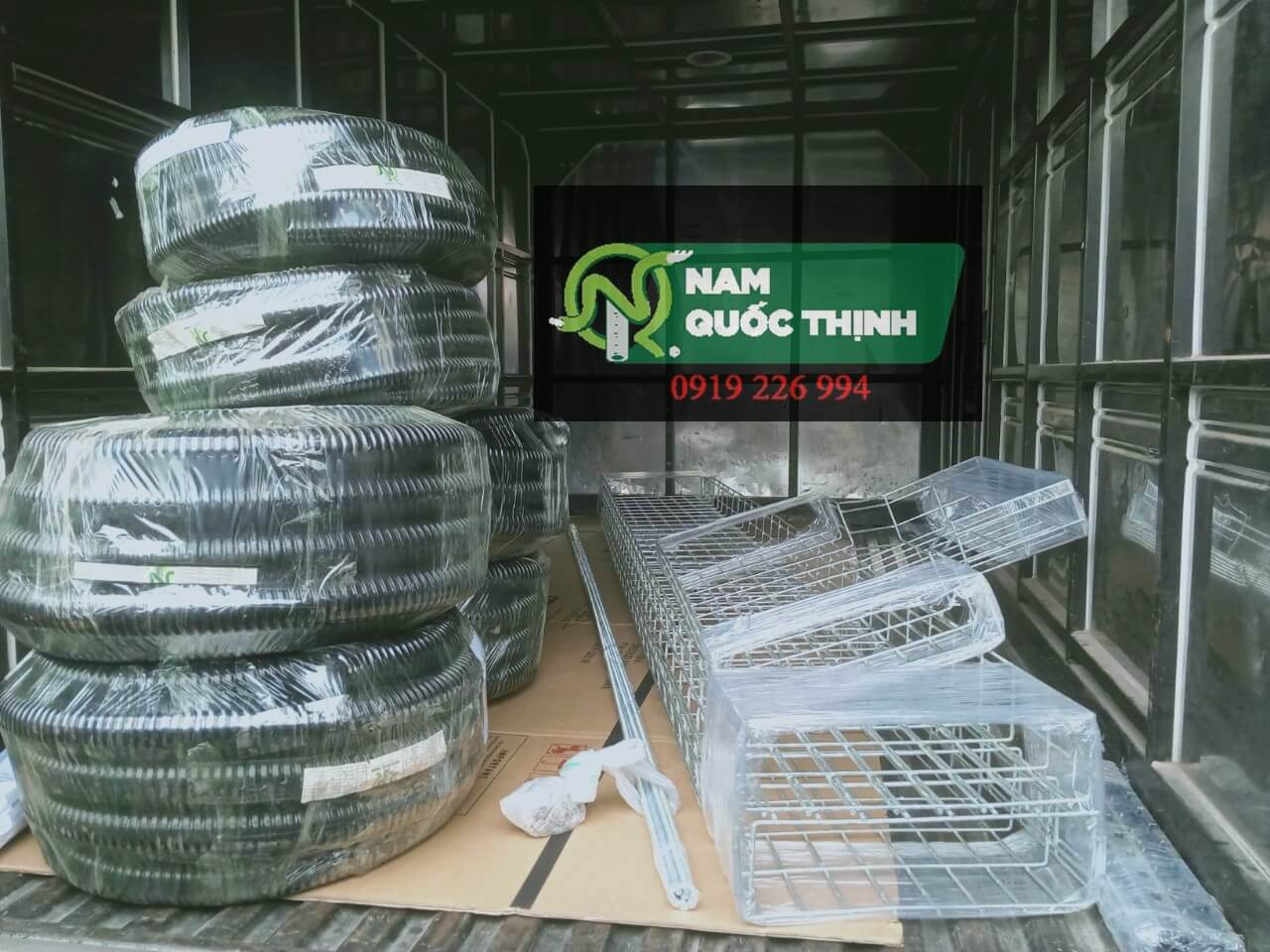 giao hang trunking luoi ma kem 400x100 va ruot ga thep di day dien