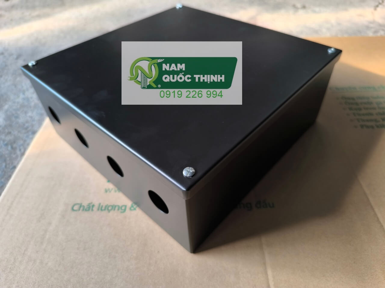 hop sat son tinh dien 250x250x100 mm mau den