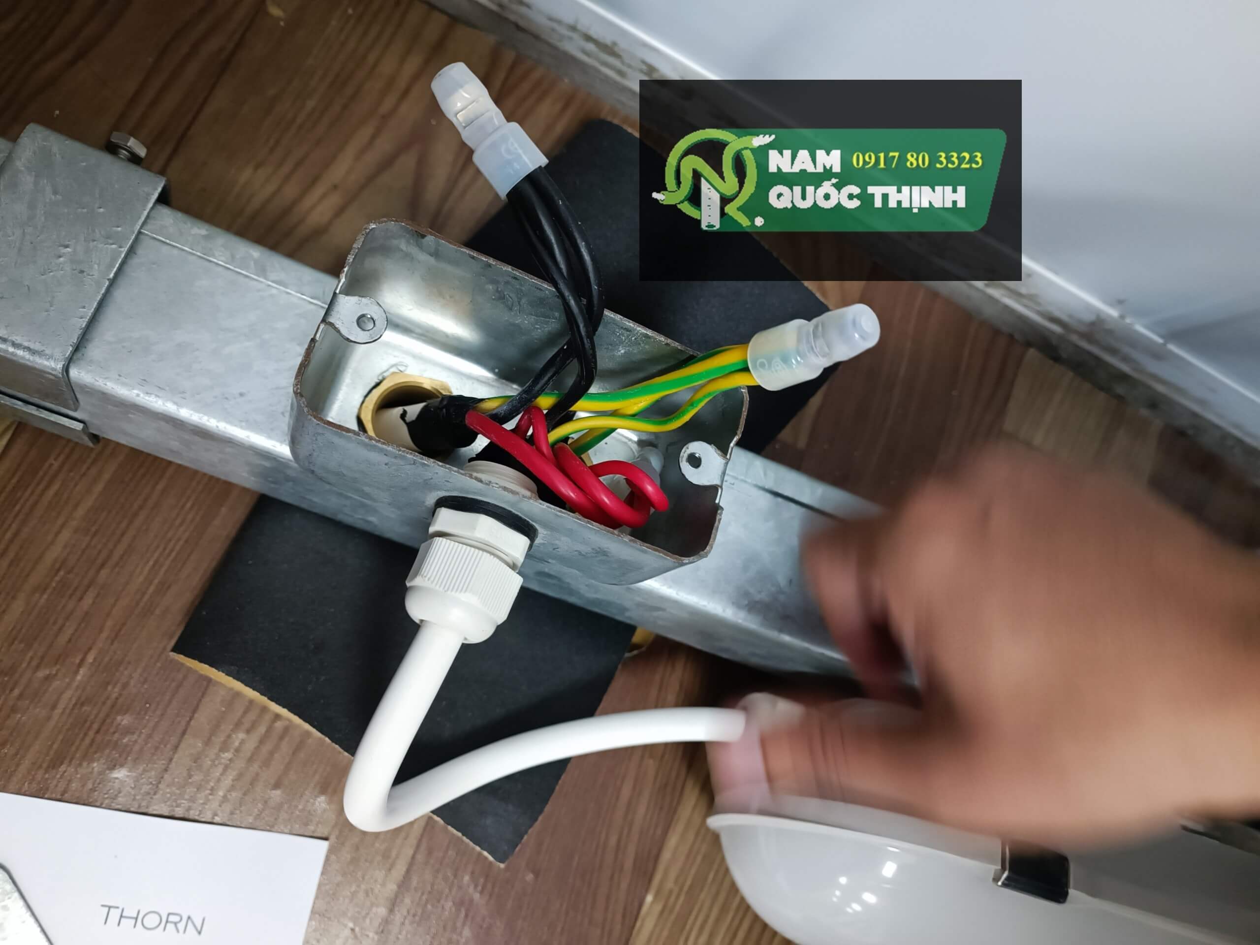 hop thep am tuong chu nhat 100x50 khong lo noi voi tan ren ngoai dong thau va tan ren trong