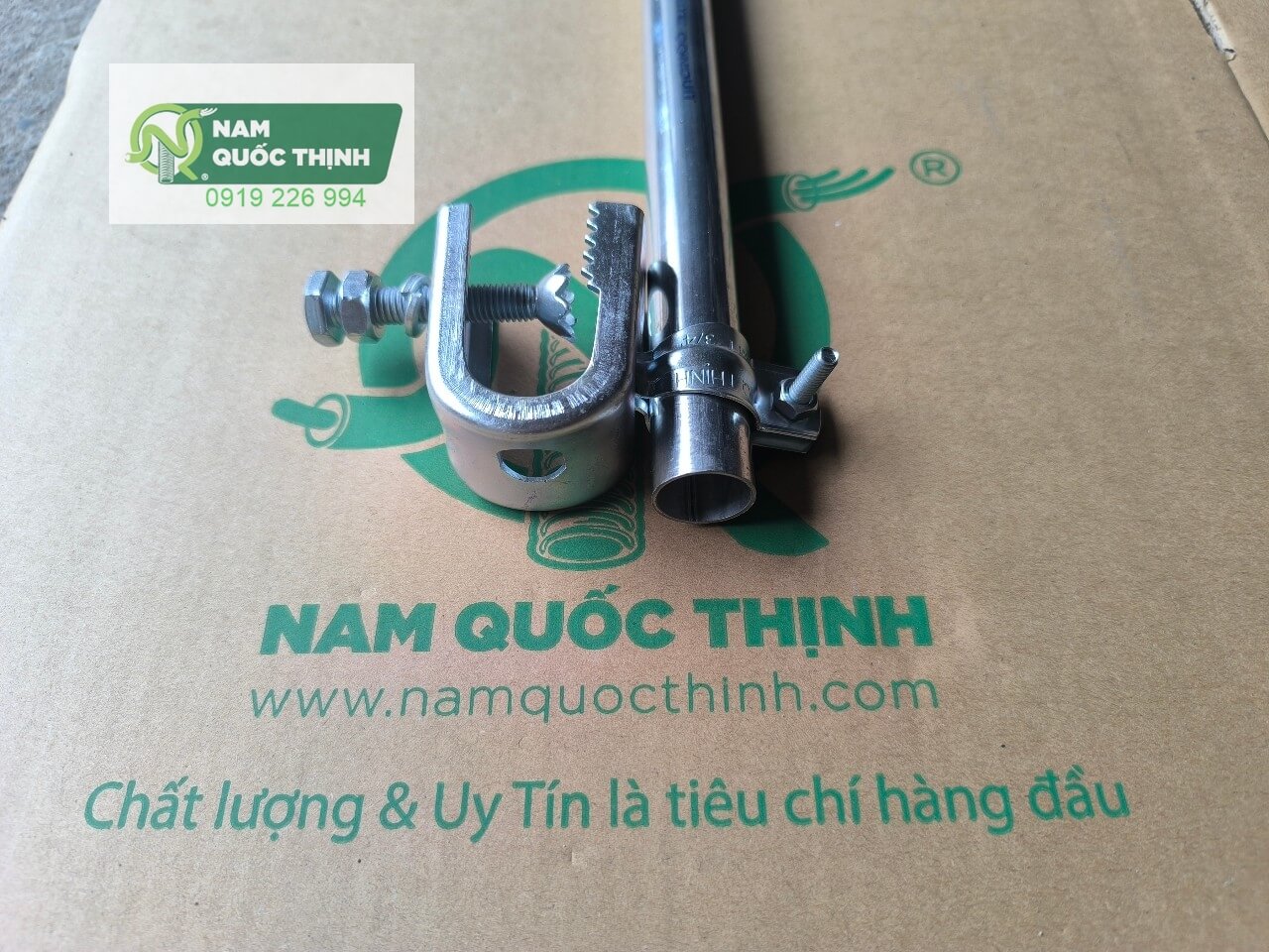kep ca sau noi kep cr phi 25 voi ong thep luon day dien tron emt d25 mm