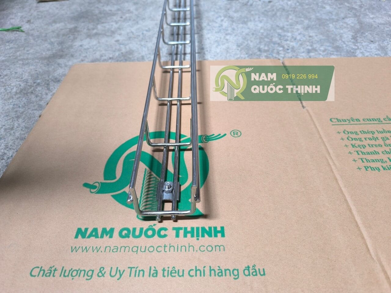 kep day trung tam mang cap dang luoi inox 50x50