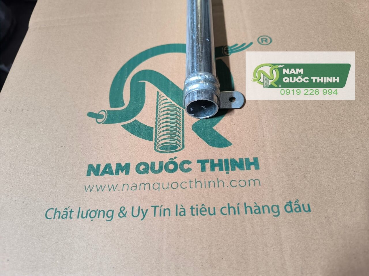 kep giu 1 lo ong sat luon day dien tron emt 32 mm 1 inch