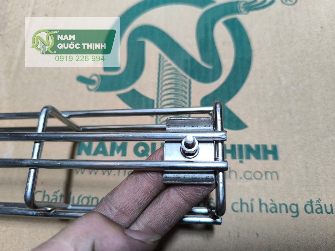 kep giu trung tam mang cap dang luoi inox 50x50x5 mm
