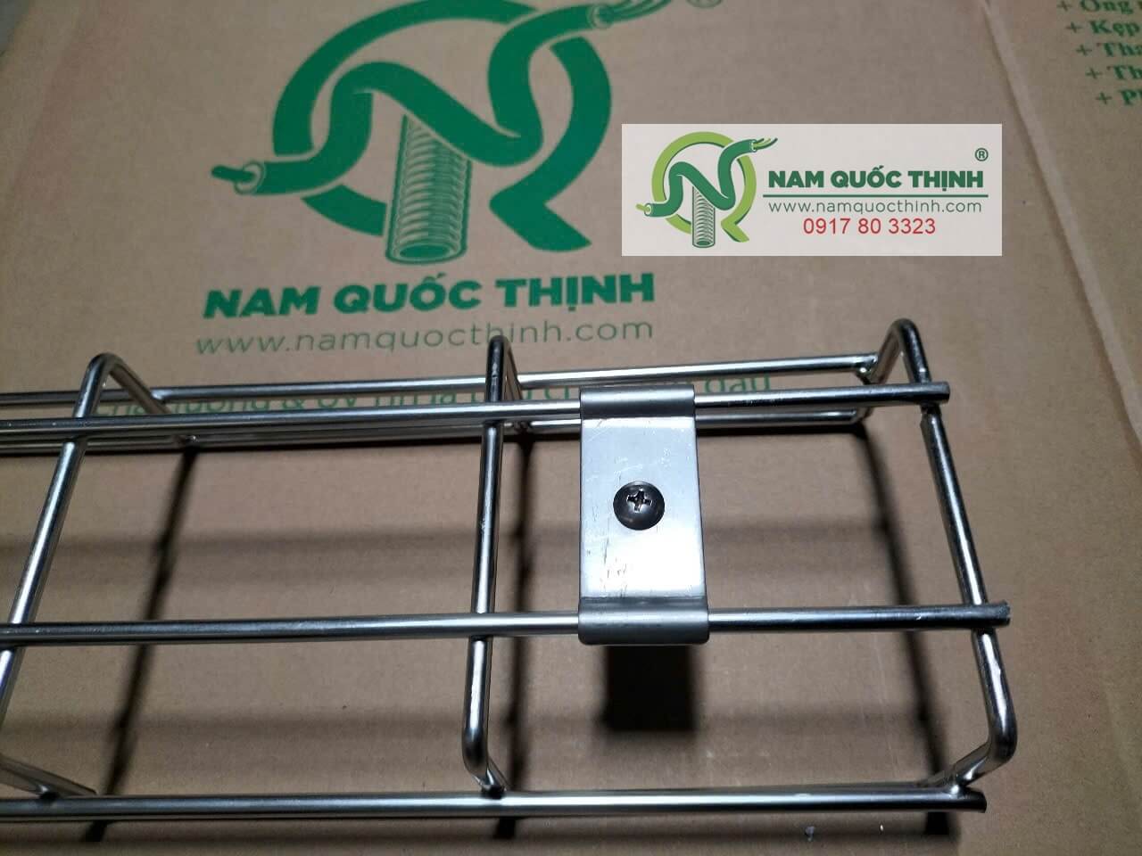 kep giu trung tam mang luoi inox 100x50 canh day