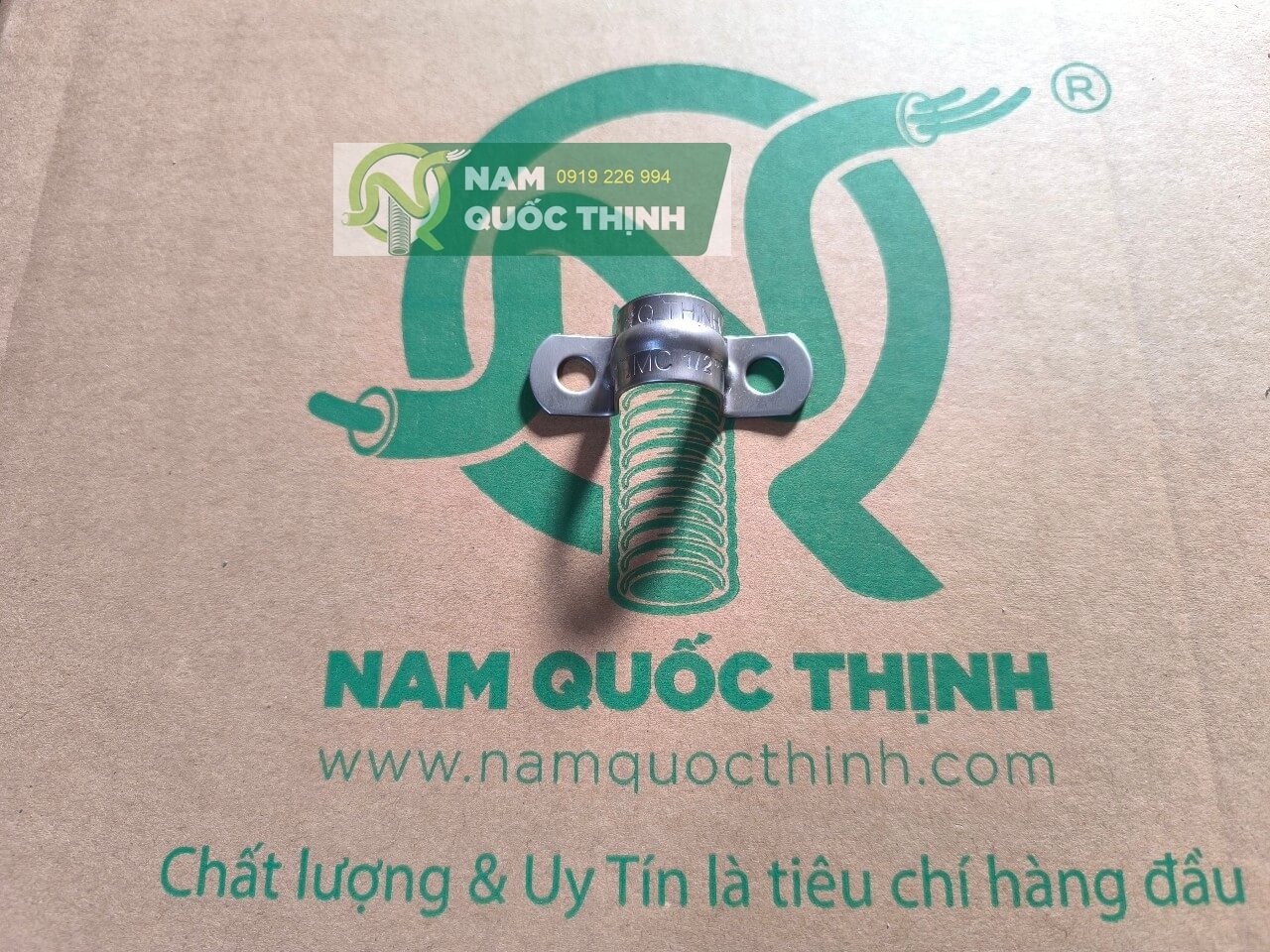 kep omega khong de inox 304 phi 21 mm