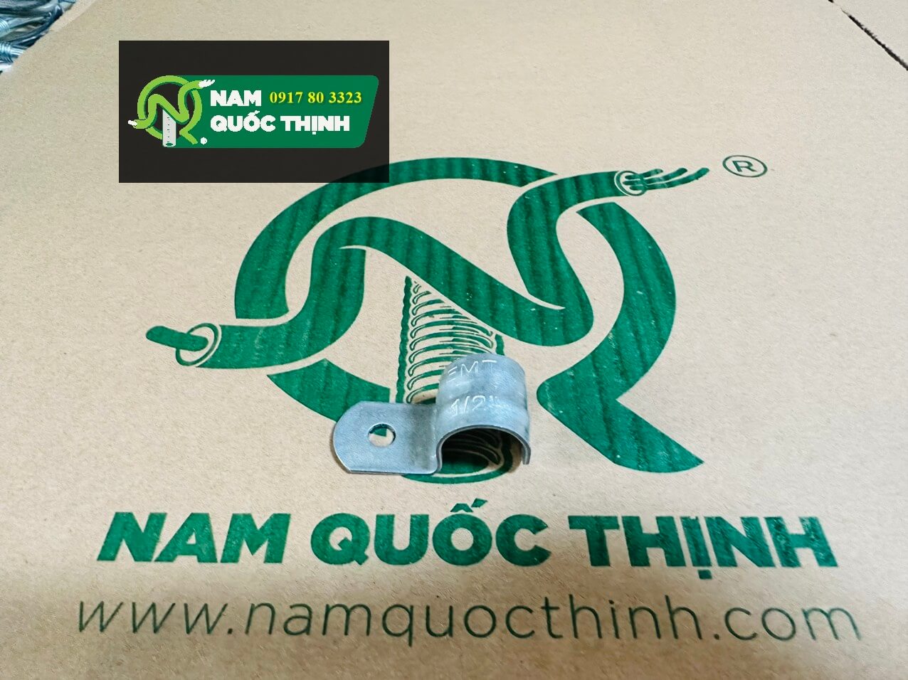 kep ong khong de 1 lo ong thep luon day dien emt d18