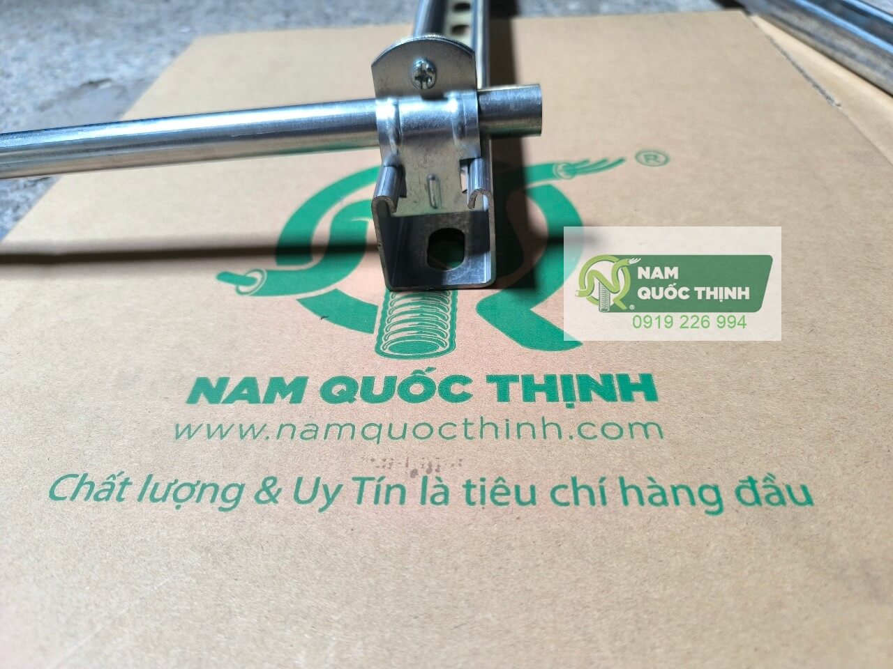 kep ski ong thep gi ma kem tron emt d20 mm voi c channel 41x41 mm
