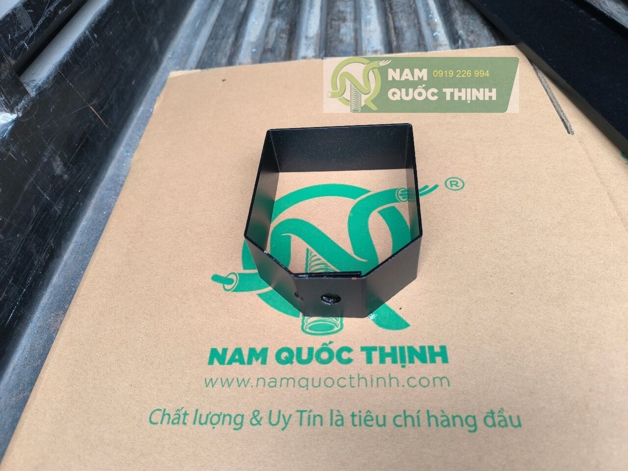 kep treo khay cap cable tray son tinh dien mau den 100x100 mm 2 ly