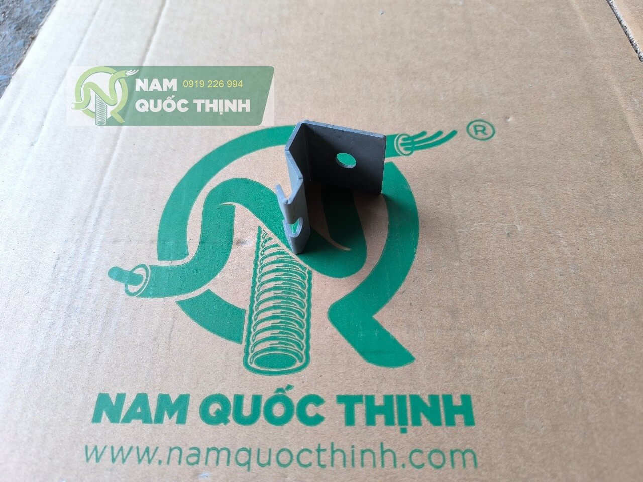 kep treo ty ren voi mang luoi thep nhung nong