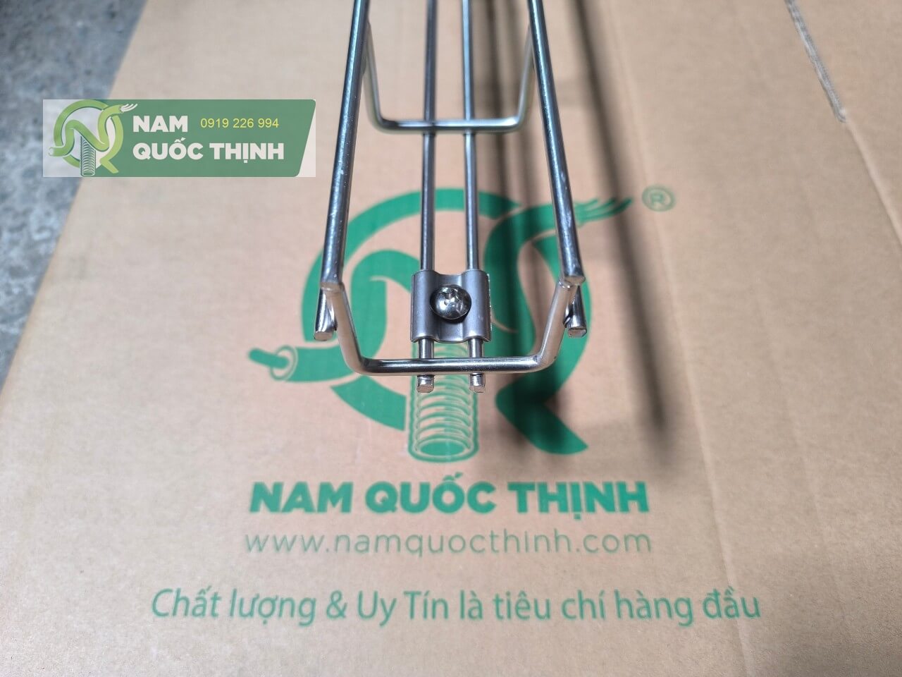 kep trung tam mang luoi inox 50x50 mm ben trong chd50
