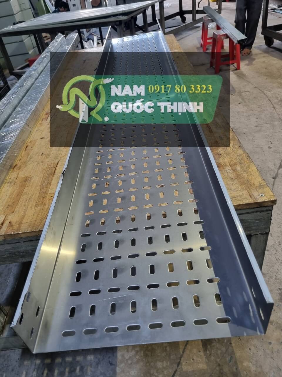 khay cap dien inox 304 dot lo 400x100