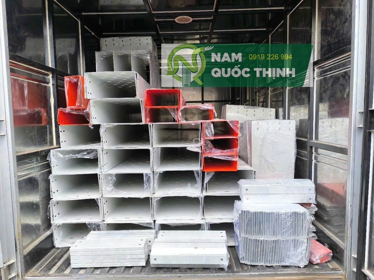 khay cap duc lo cable tray 300x150 mm 1 li 2 co nap