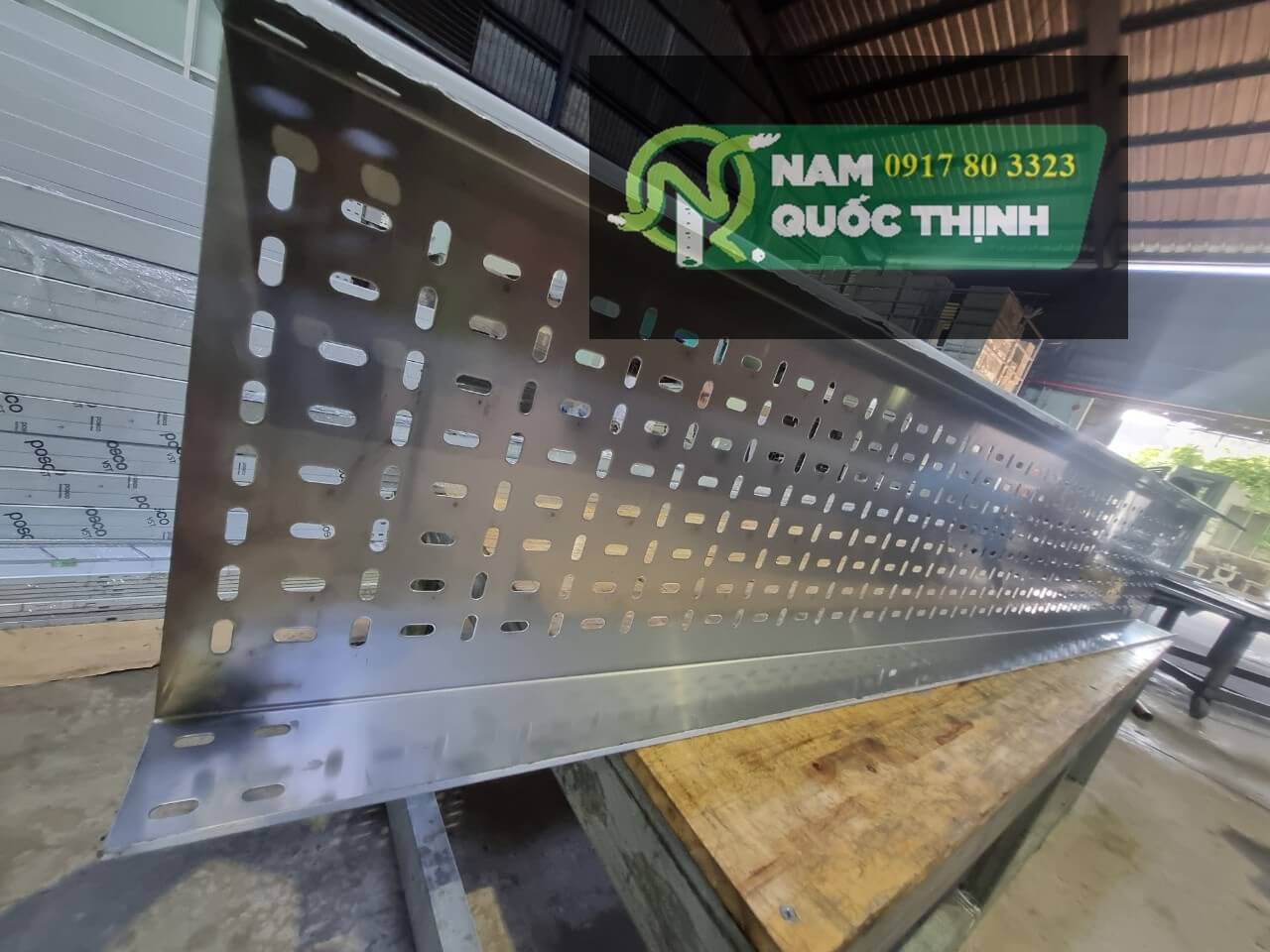 khay cap tray inox 304 duc lo 400x100