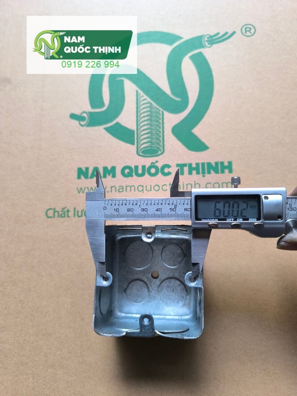 khoang cach 2 lo hop thep am tuong 80x80 mm