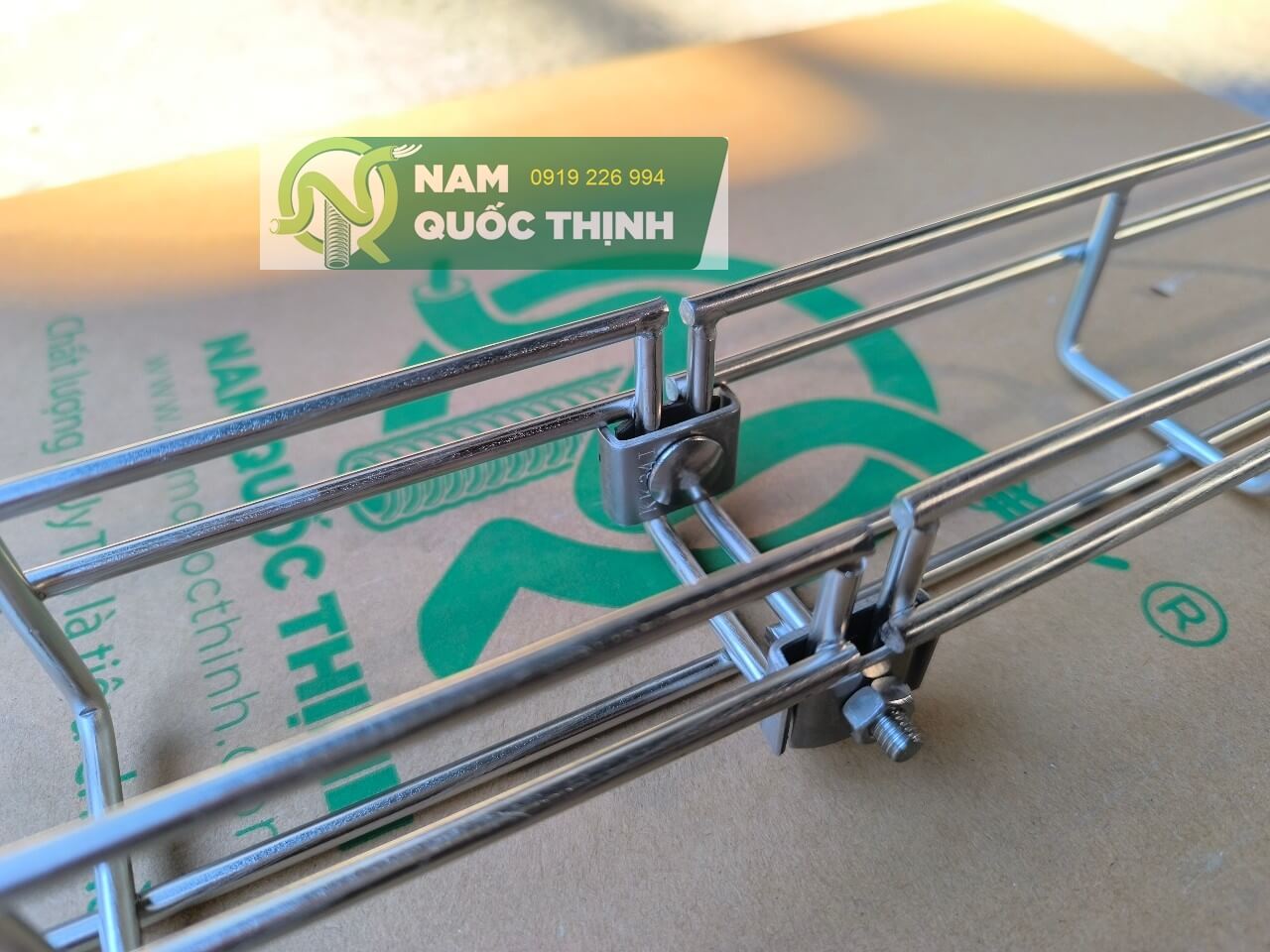 khop kep noi hai cay mang luoi inox 50x50 mm