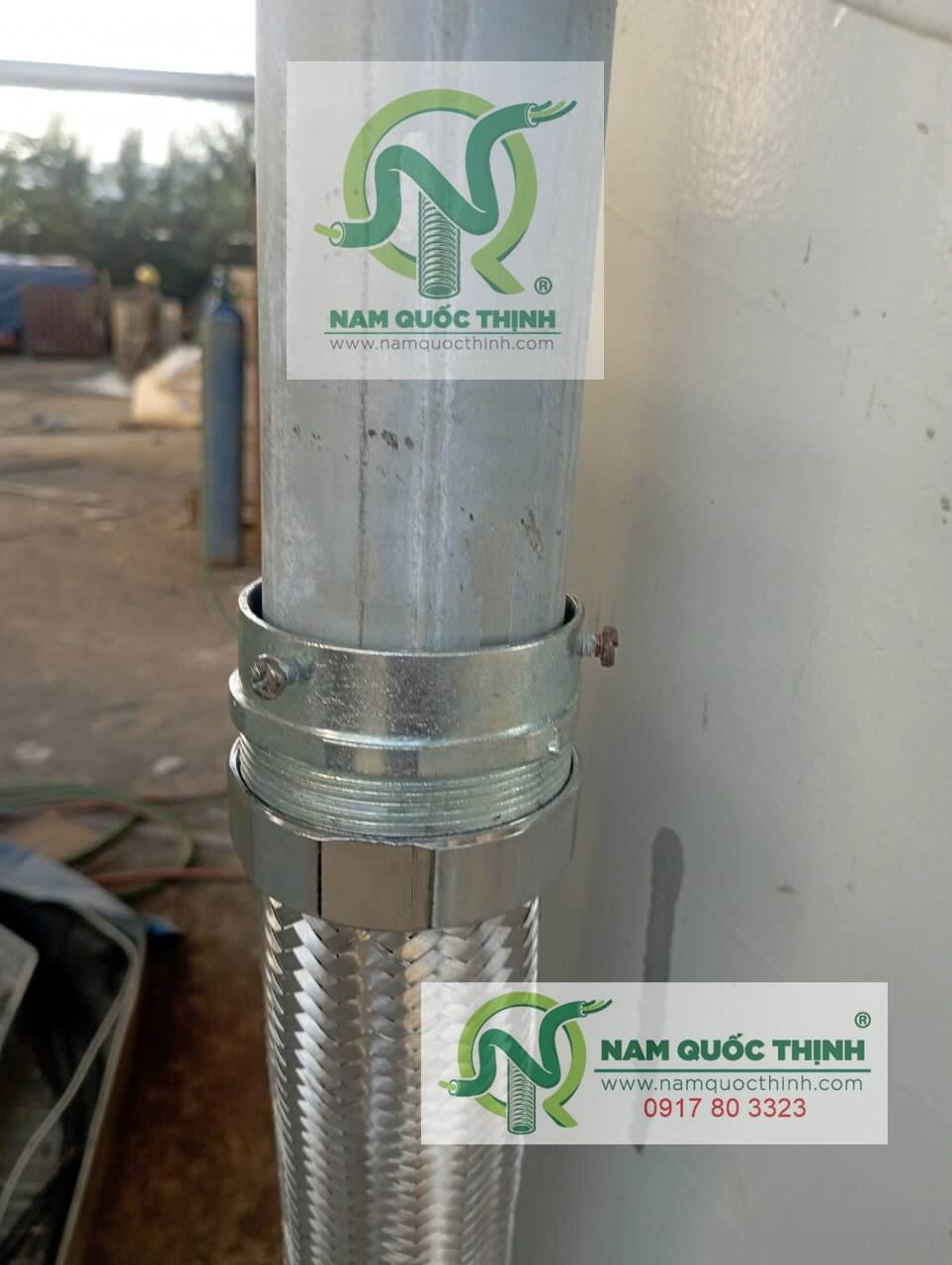 khop noi ruot ga kem boc nhua pvc co luoi inox d60 va ong thep ma kem van 3 vit