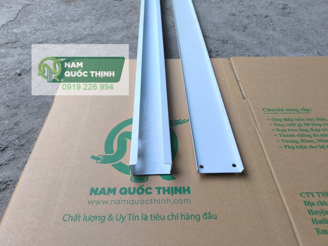 mang cap 60x30x1.0 mm mau trang co nap