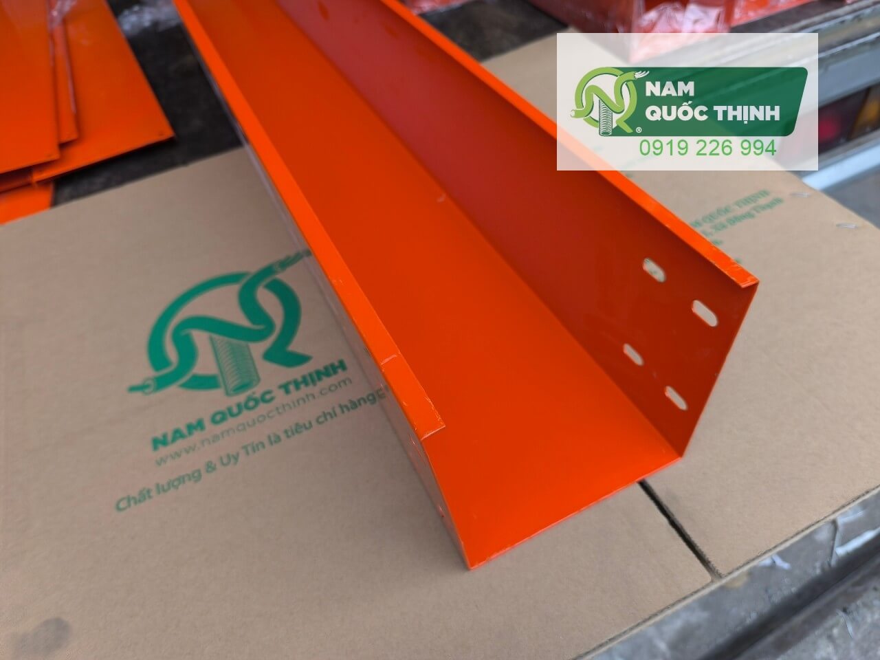 mang cap cable trunking son tinh dien 150x150 mm 1 ly 2 mau cam