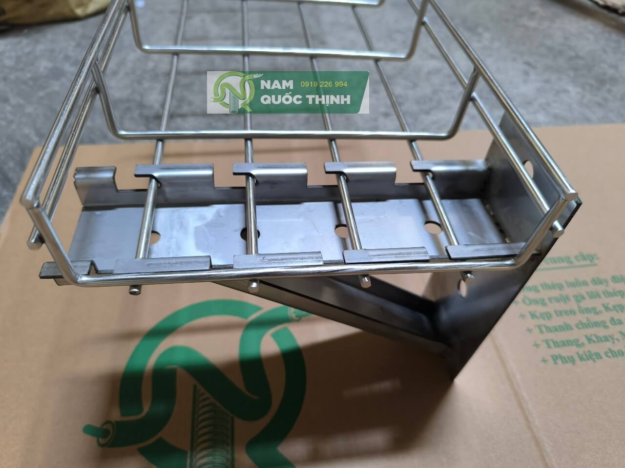 mang cap dang luoi 200x50 inox dung tay do treo tuong cwb