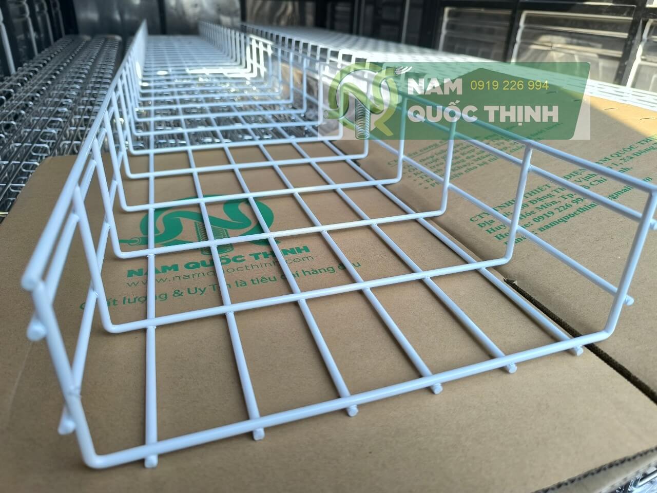 mang cap dang luoi 300x100 son tinh dien trang sua