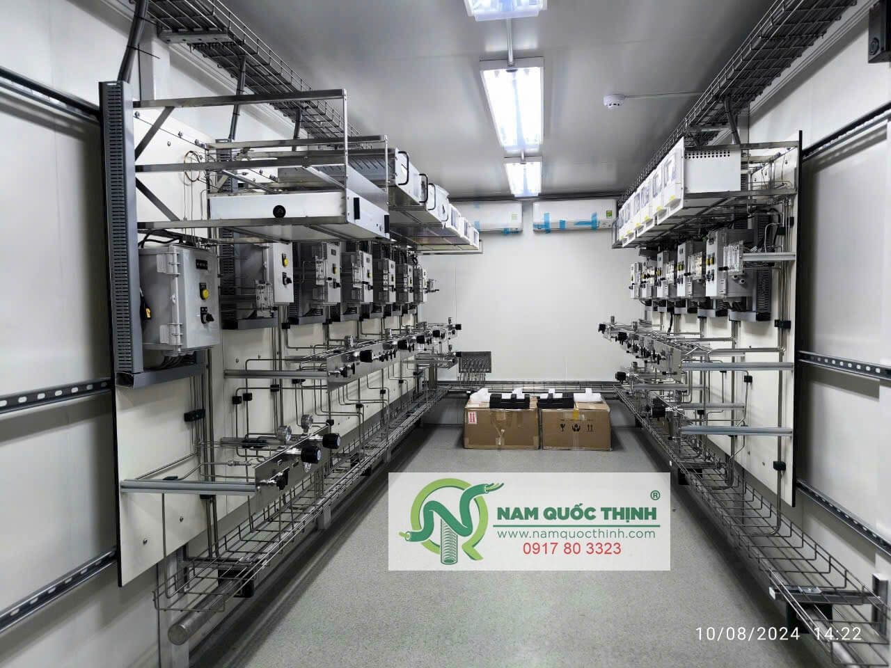 mang cap dang luoi inox tren container lanh