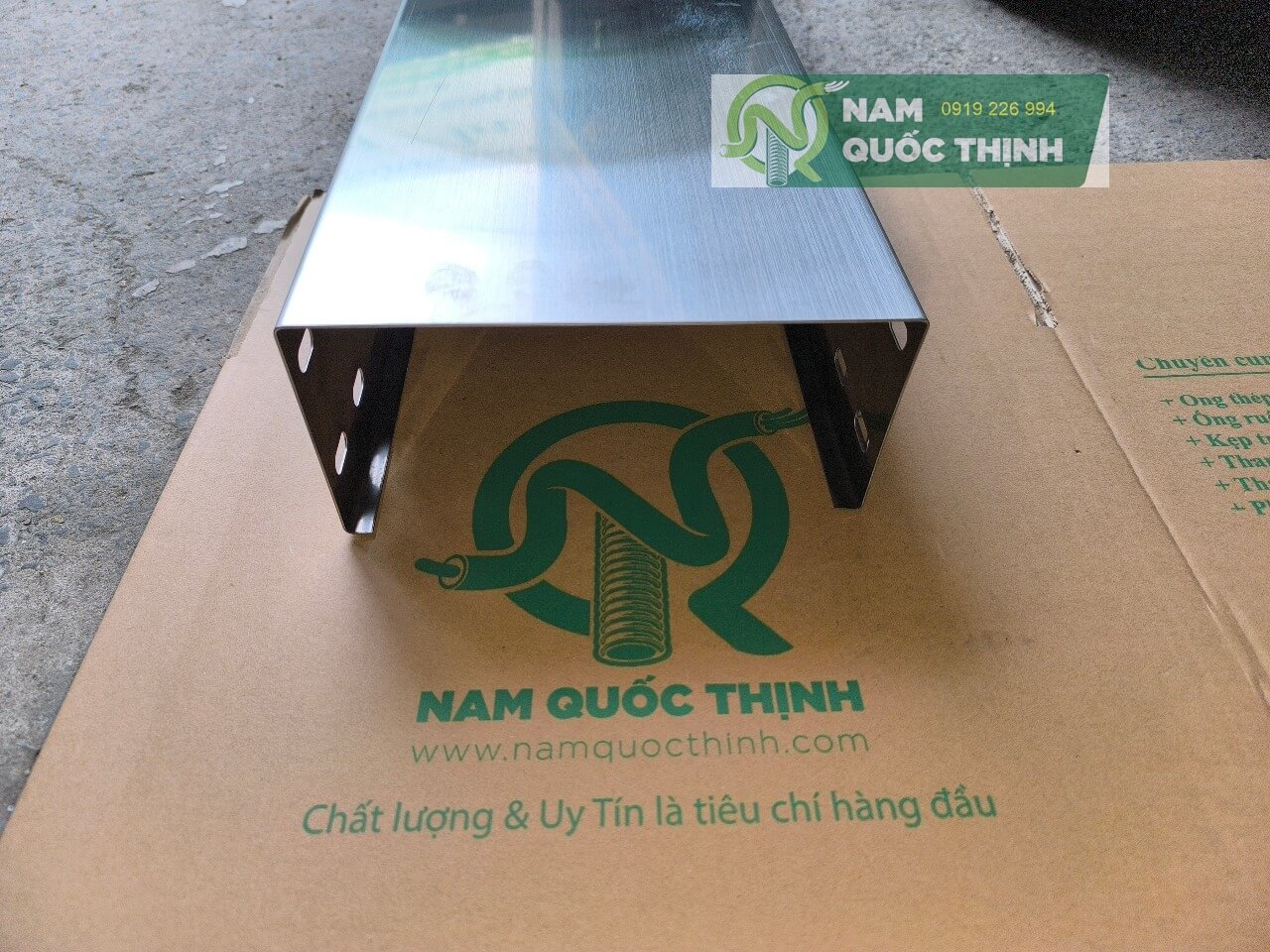 mang cap dien inox 200x100 mm 1 li 2 thep khong gi 304