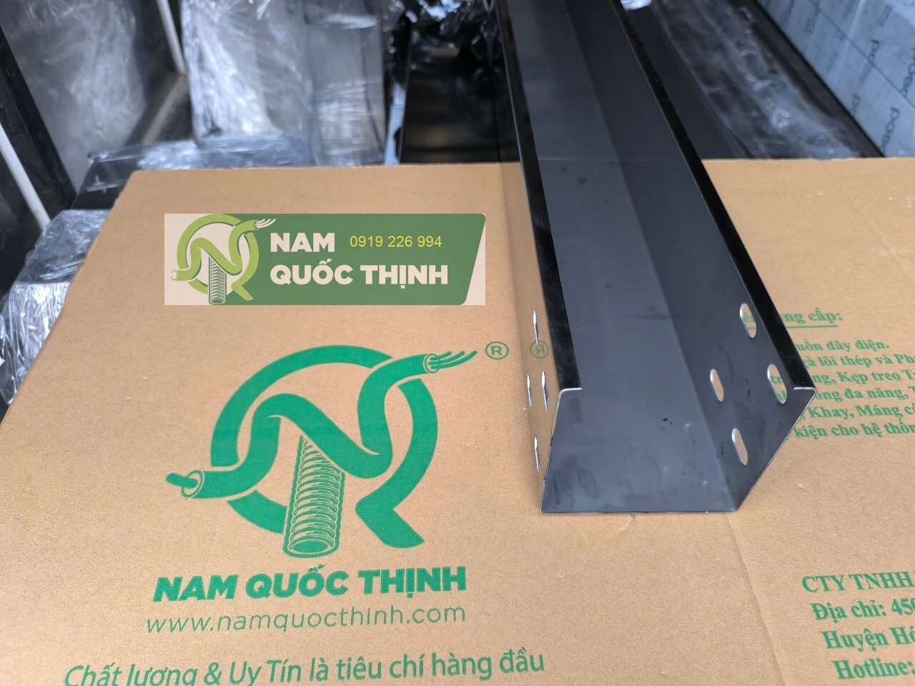 mang cap dien inox 304 co nap 100x100x1.2 mm