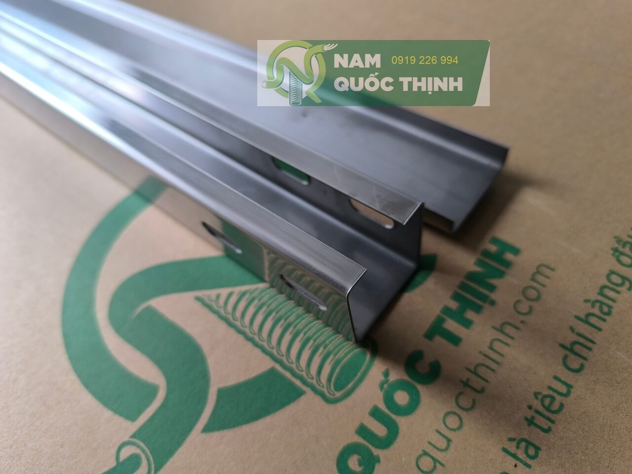 mang cap dien inox 40x40 mm 1 li