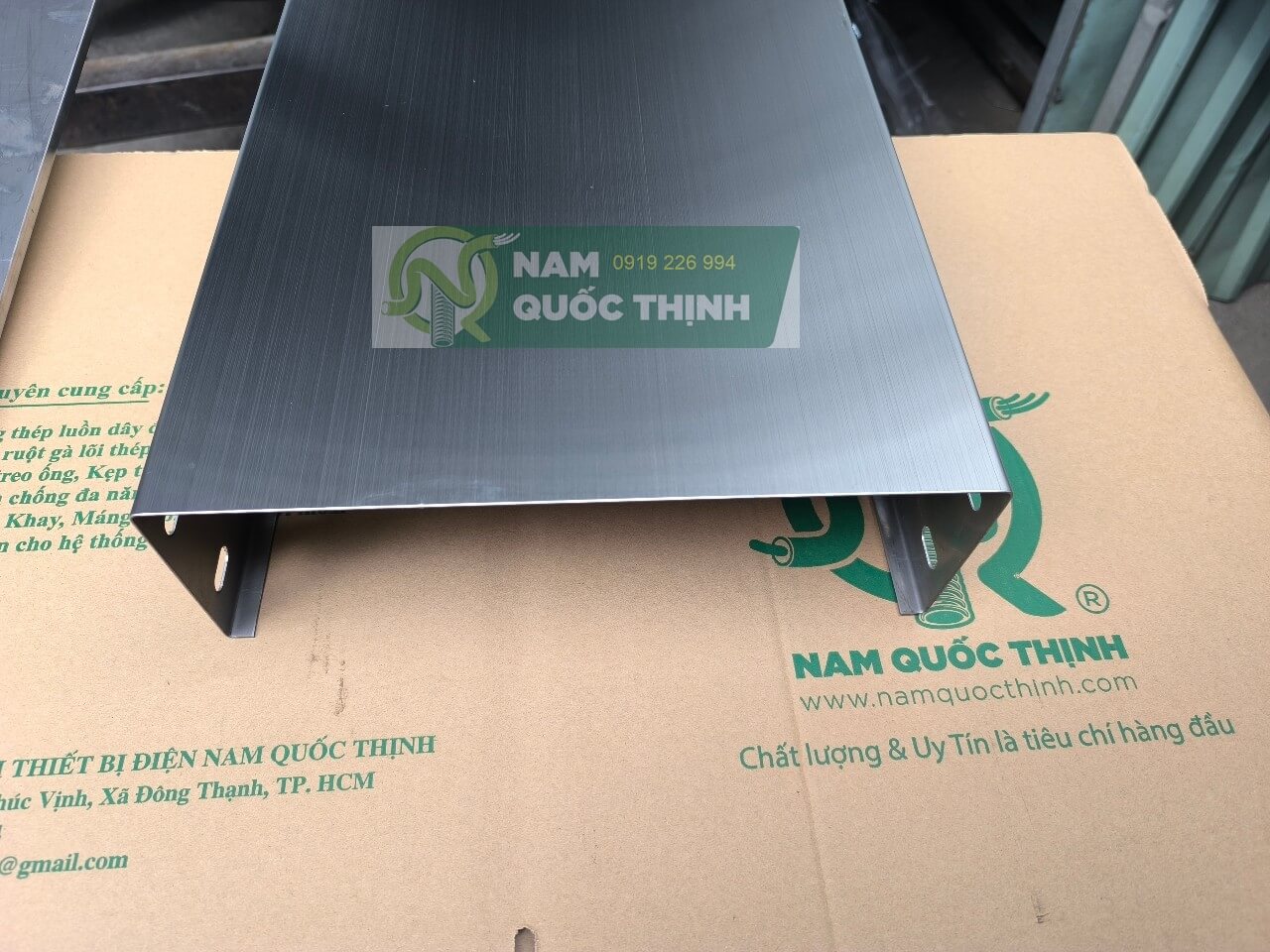 mang cap dien thep khong gi 300x100x1.2 mm inox 304