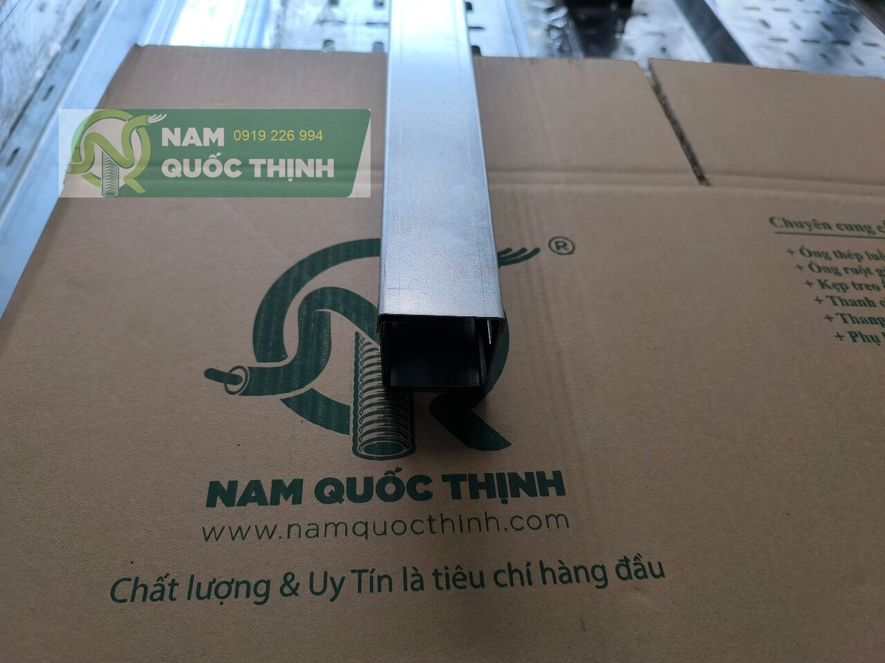 mang cap dien thep ma kem 50x50x1.0 mm co nap co noi