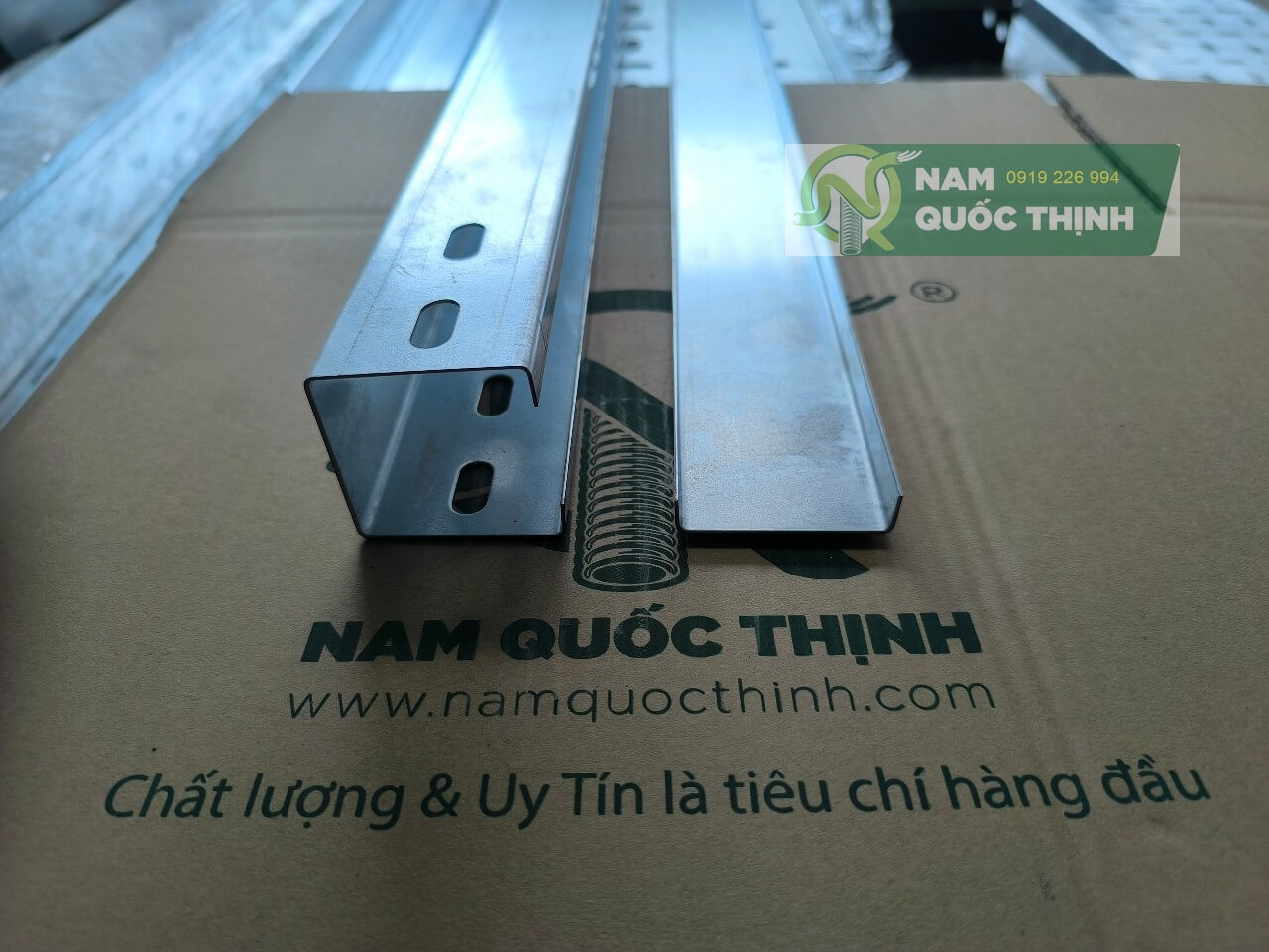 mang cap dien trunking ton kem 50x50x1.0 mm