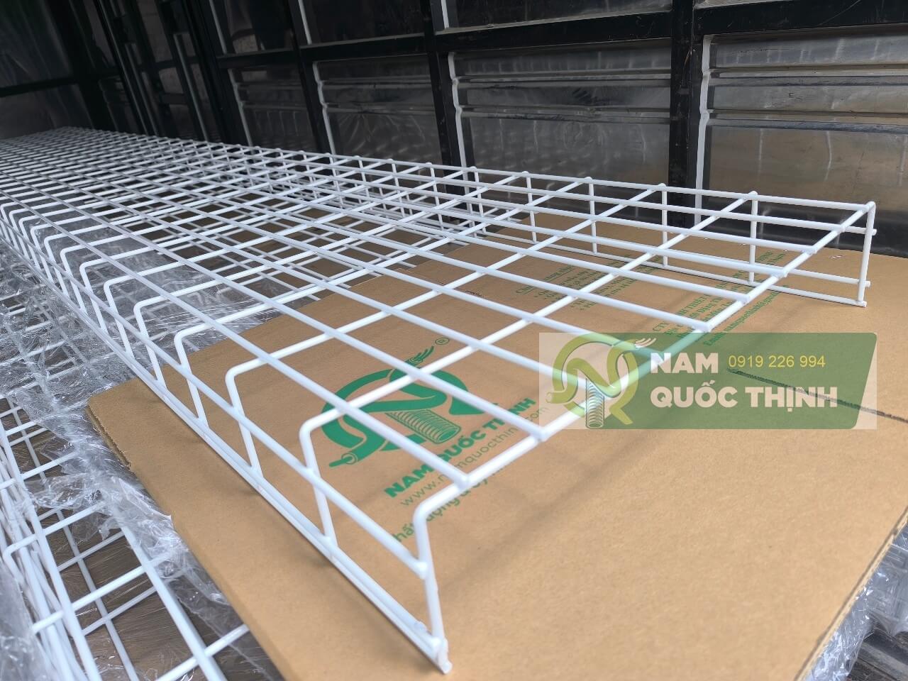 mang cap luoi thep son tinh dien 500x100 mm mau trang sua