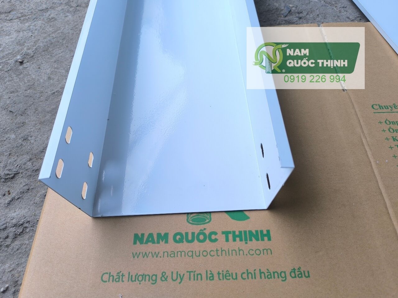 mang cap trunking 200x100 mau trang 1 li 2