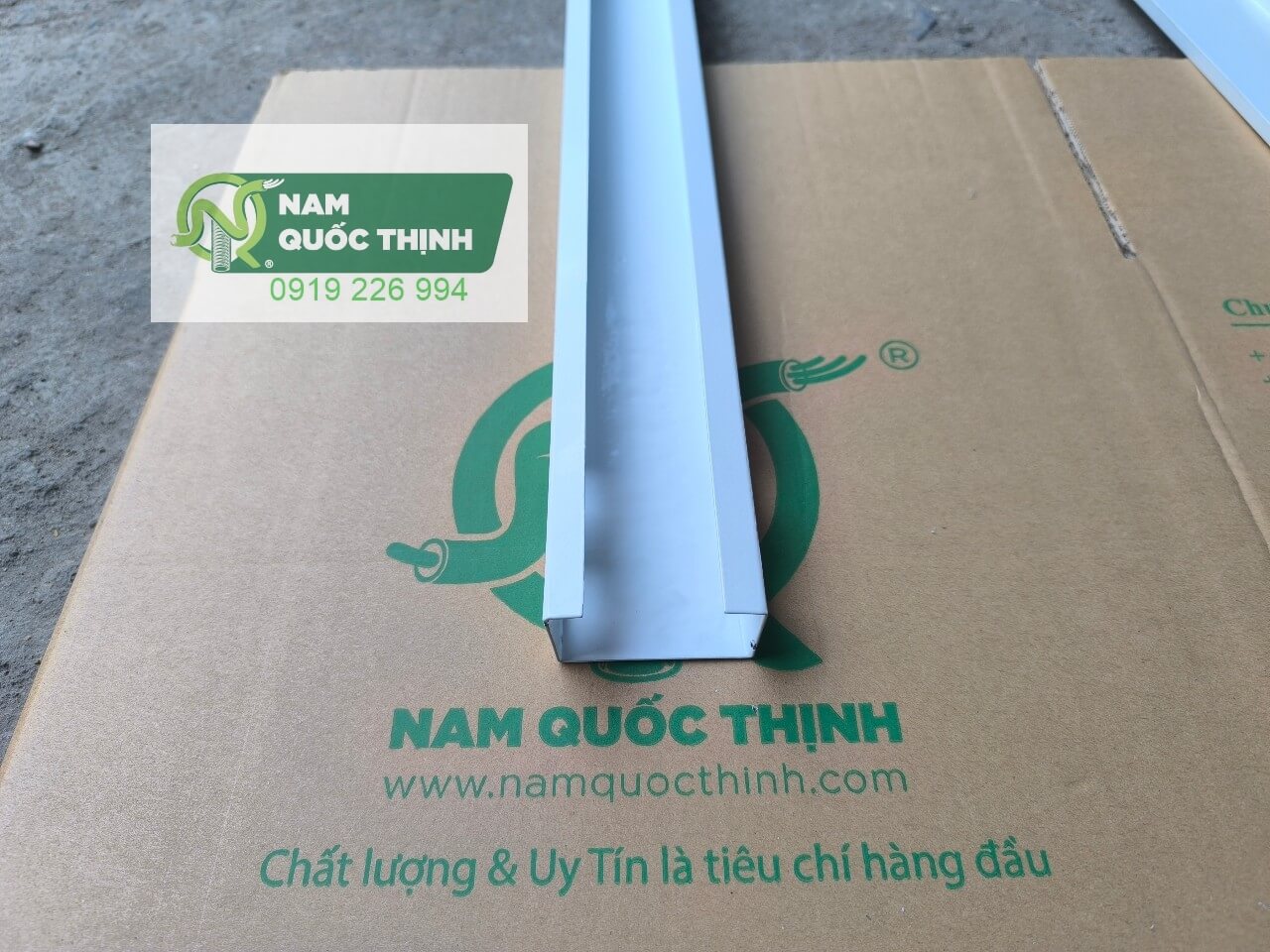 mang cap trunking 60x30 mm mau trang 1 li