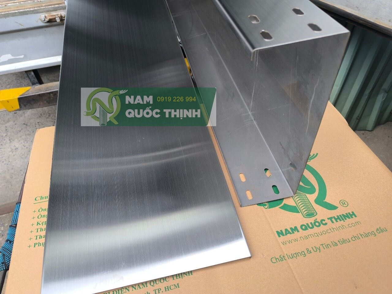 mang cap trunking inox 300x100 mm 1 ly 2 thep khong gi 304