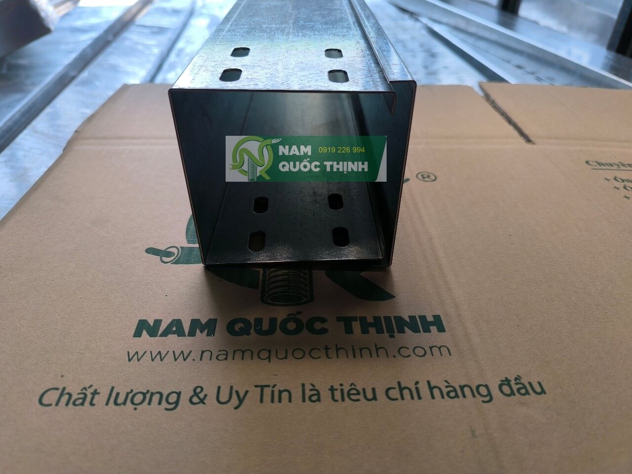mang cap trunking ton kem 100x100x1.5 mm co nap co noi