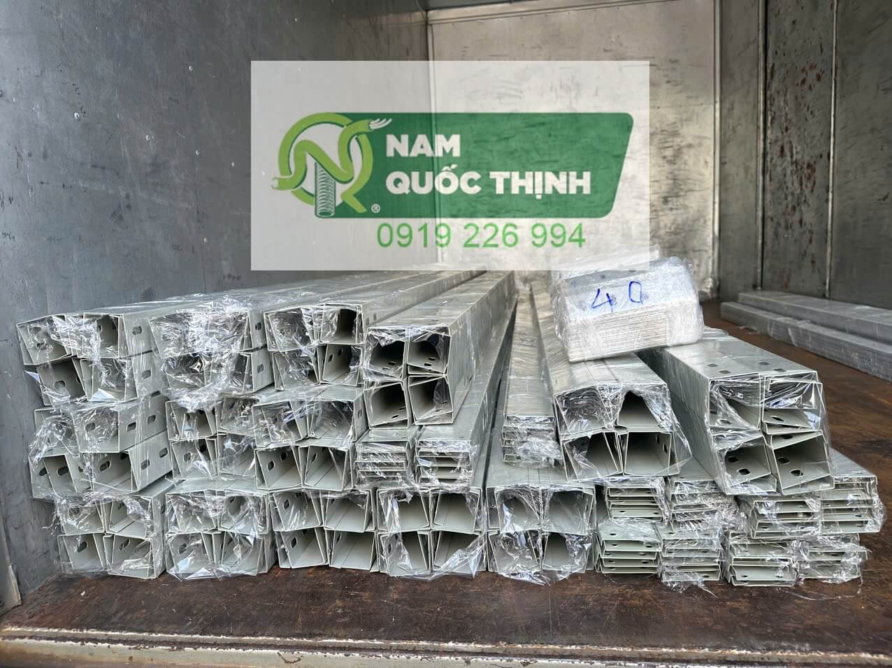 mang dien trunking 50x50 mm 1 li co nap mau kem nhan son tinh dien