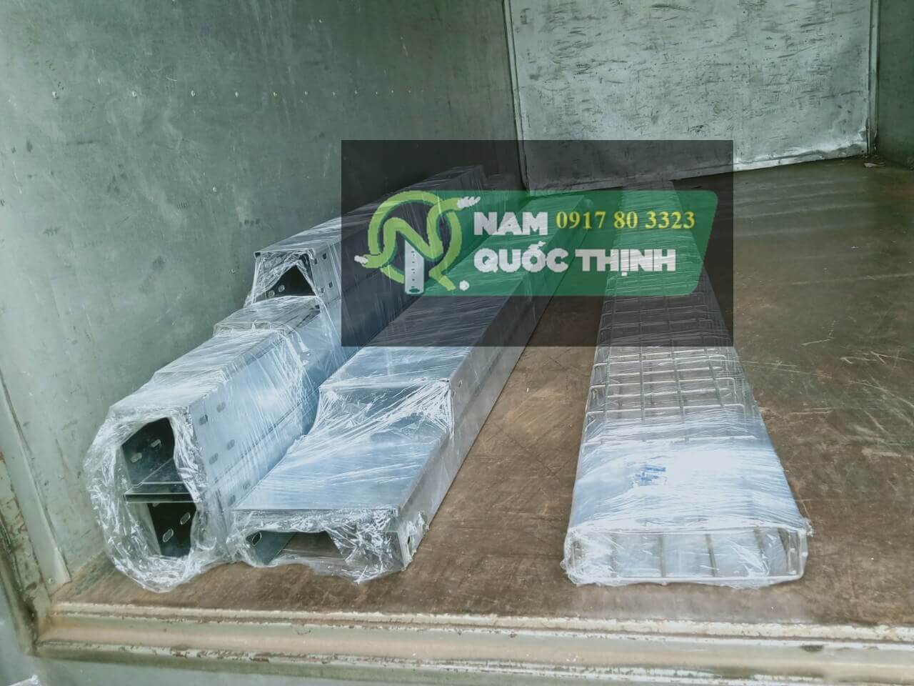 mang luoi 200x50 gong 5 mm sus 304 va trunking ma kem