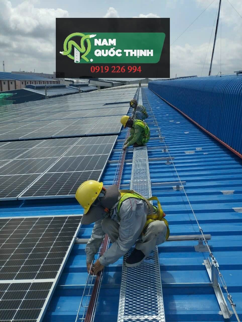 mang luoi di day dien solar tren mai nha may san xuat