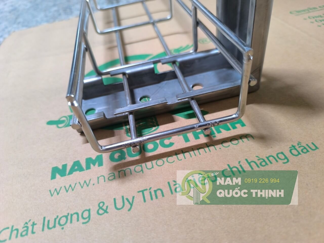 mang luoi inox 100x50 giu tay do tren tuong