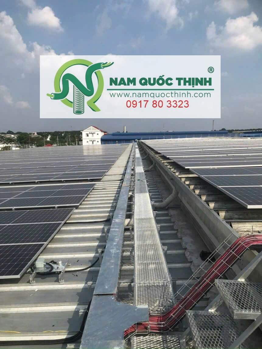 mang luoi ma kem nhung nong bao ve cap dien mat troi solar tren mai nha xuong