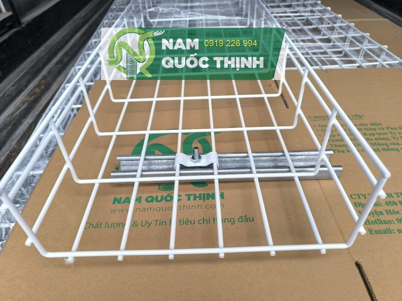 mang luoi mau trang 300x100 kep giu hdc voi thanh unistrut