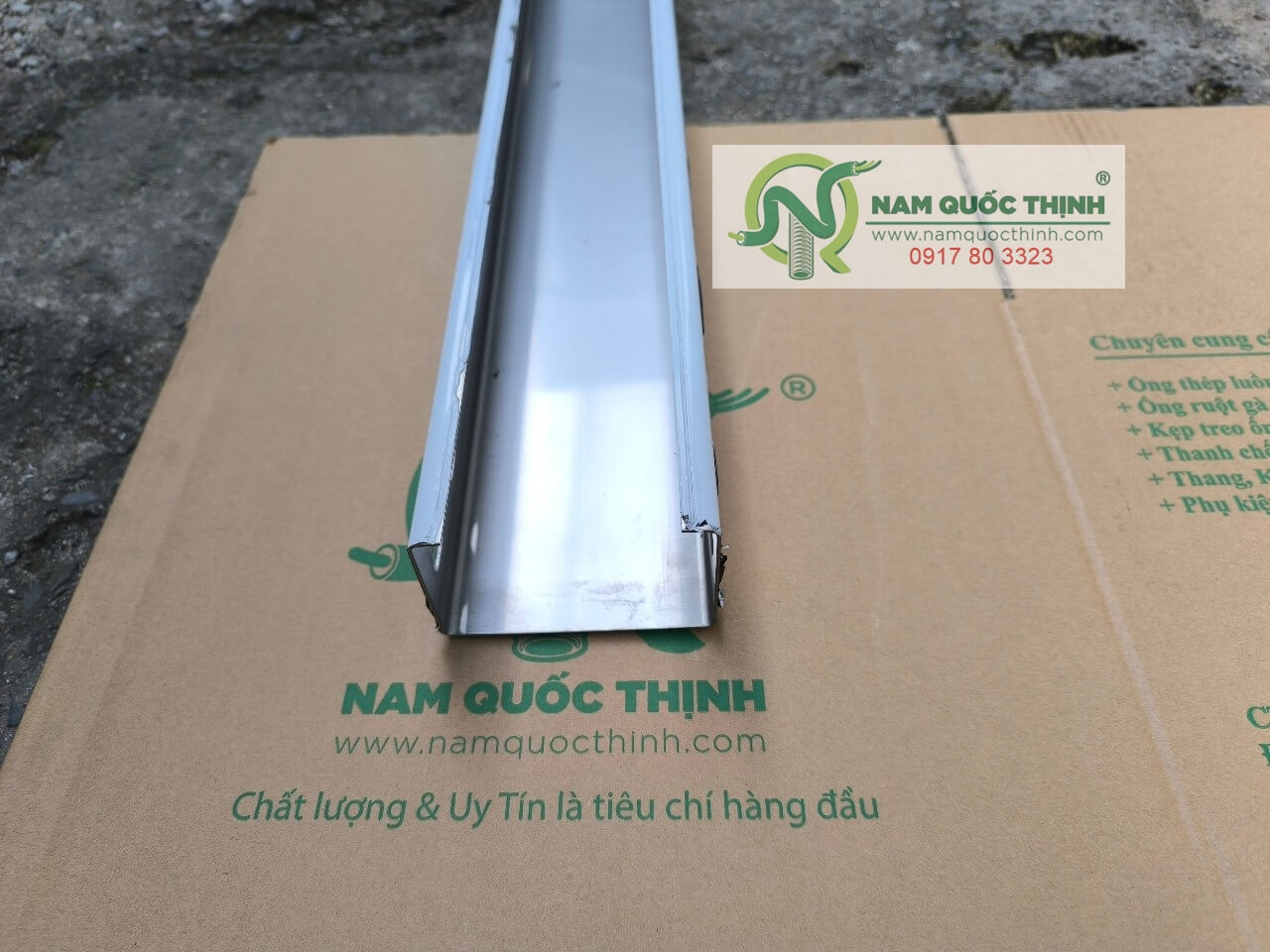 mang trunking inox 304 co nap 100x60 mm 1 li ruoi