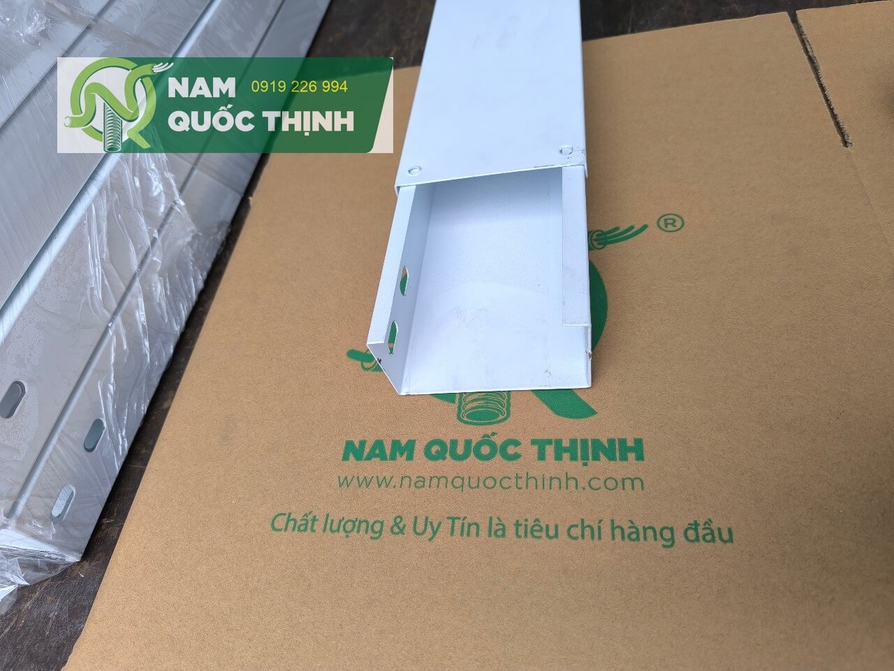 mang trunking mau trang 100x50 mm 1 ly