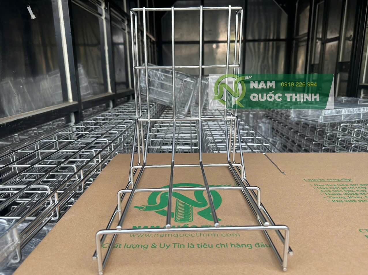 mat ngoai co xuong mang dien luoi inox 200x50