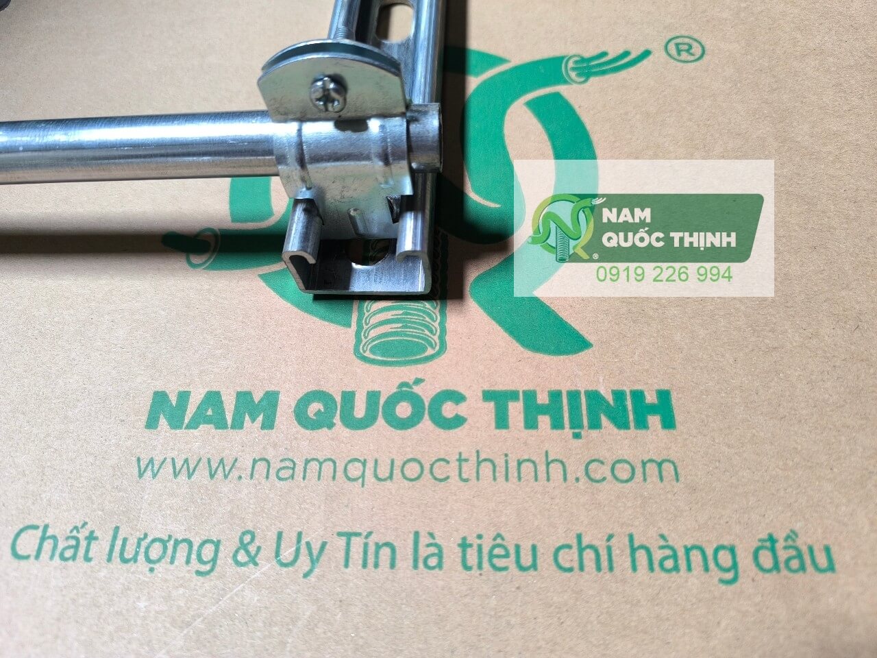 ong dien tron bang sat emt d18 voi kep ski tren thanh chong da nang duc lo 41x21