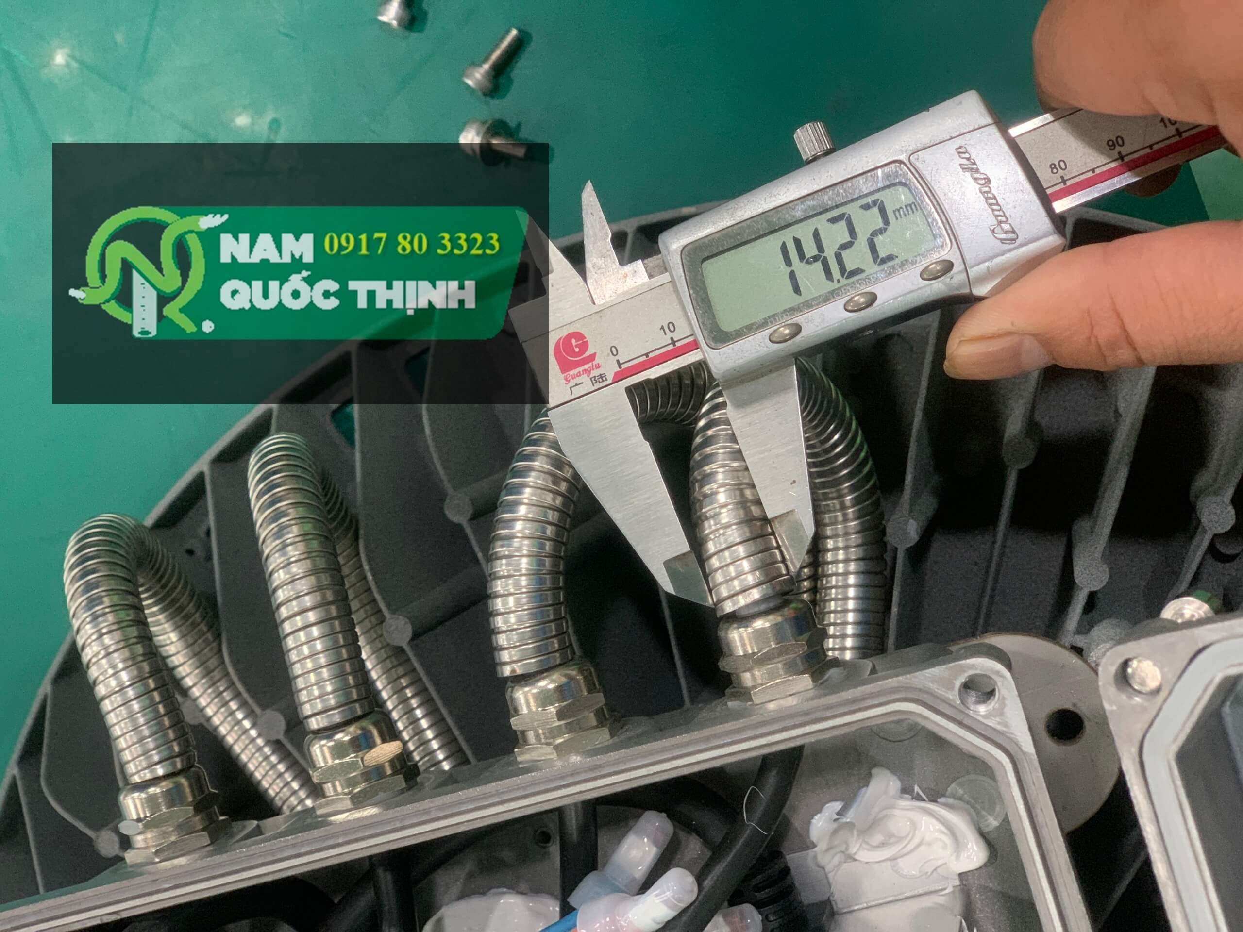 ong ruot ga inox 304 vao oc siet cap va hop dieu khien